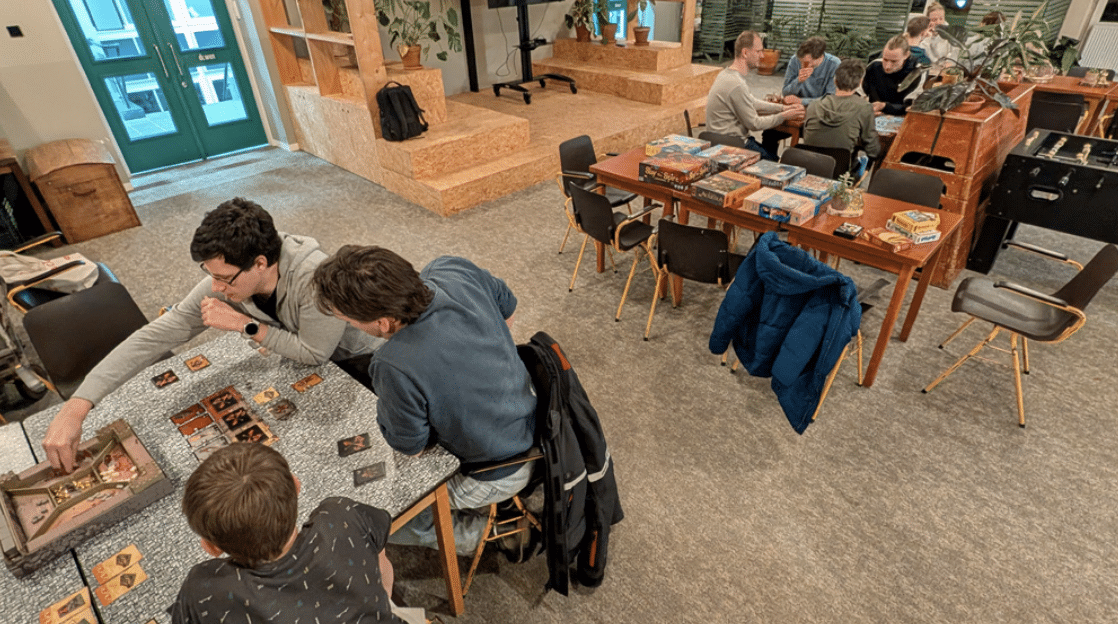Mensen spelen spellen aan tafels